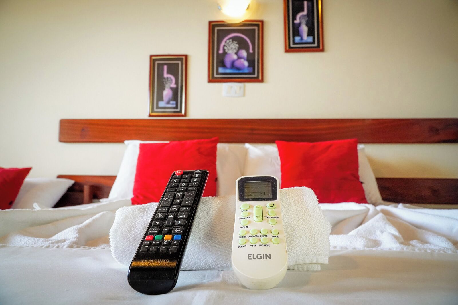 Una cama con un control remoto y un masajeador.