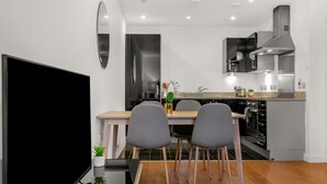 Deluxe Apartment | Private kitchen | Full-size fridge, oven, stovetop, dishwasher - Greenwich Serviced Apartments-MySquare (London)