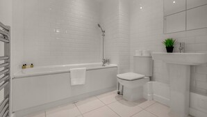 Deluxe Apartment | Bathroom | Towels - Greenwich Serviced Apartments-MySquare (London)