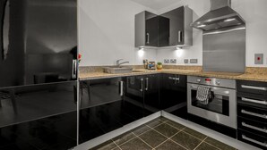 Deluxe Apartment | Private kitchen | Full-size fridge, oven, stovetop, dishwasher - Greenwich Serviced Apartments-MySquare (London)