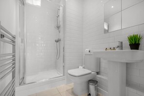 Deluxe Apartment | Bathroom