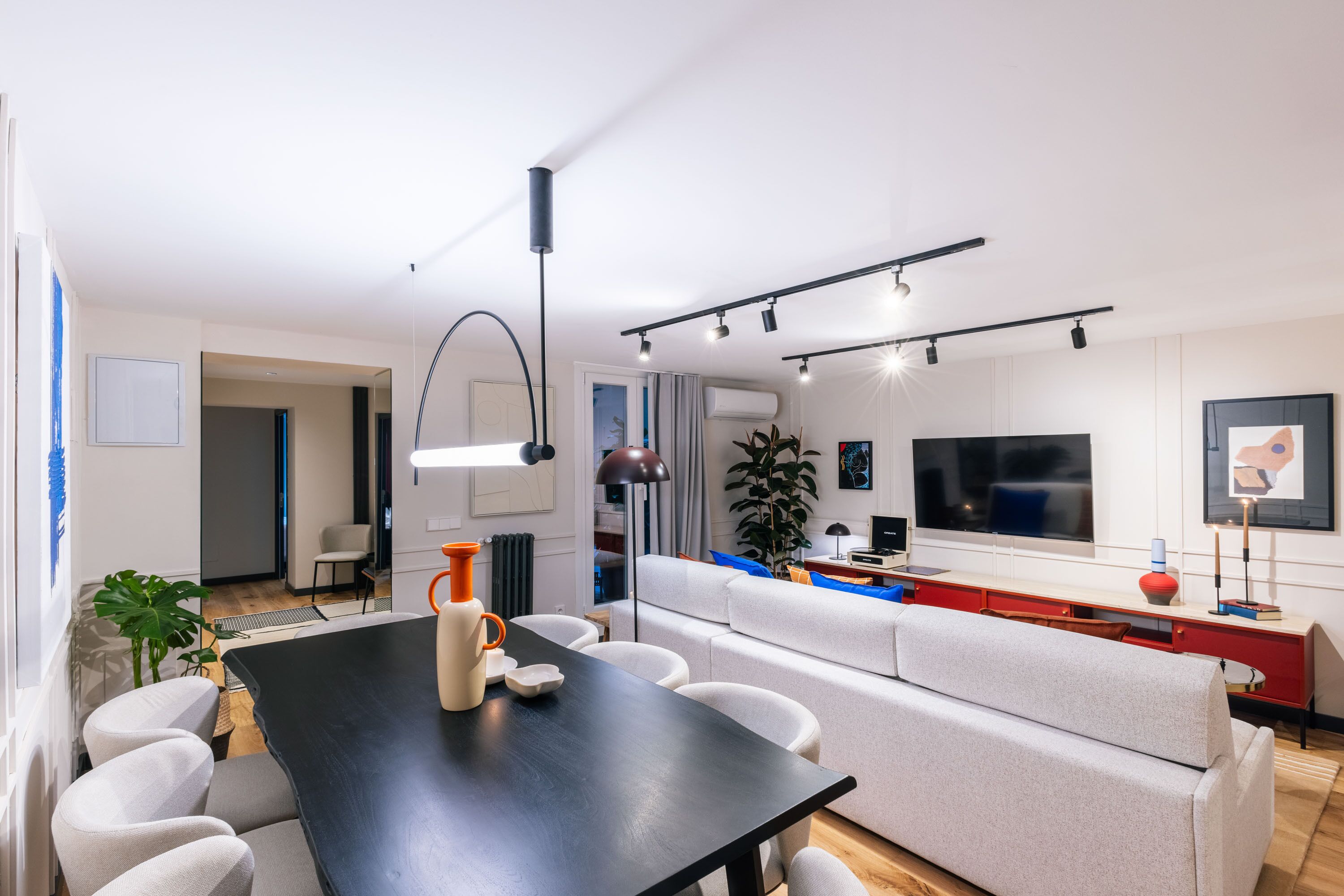 Designed 200m² Quiet, Luxury Residence, 4 En-suites , Gran Vía, Balconies, Patio - Leganés