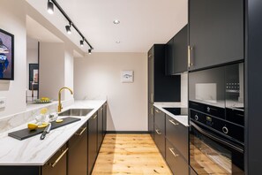 ثلاجة، ميكروويف، فرن، موقد طهي مسطح