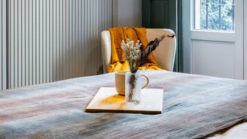 4 slaapkamers, een bureau, een strijkplank/strijkijzer, reisbedje