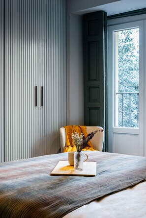 4 عدّة غرف نوم ومكتب ومكواة/لوح كي وسرير سفر