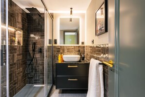 Amenidades de baño ecológicas, secadora de cabello, toallas, jabón 