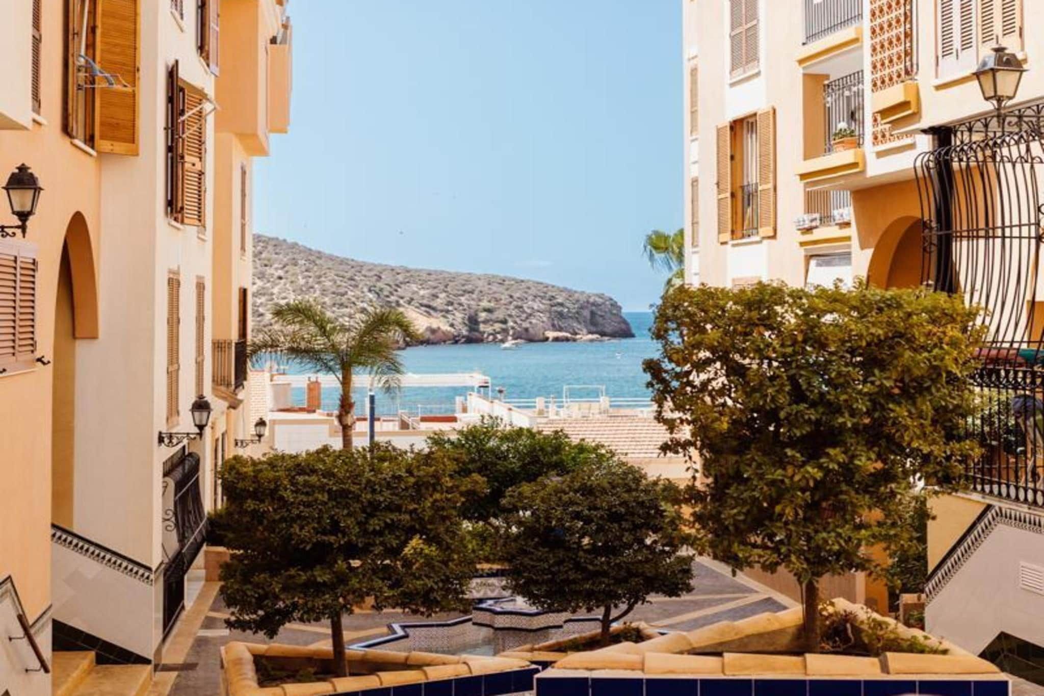Un bâtiment situé sur la côte, offrant une vue sur la mer et un paysage rocheux.