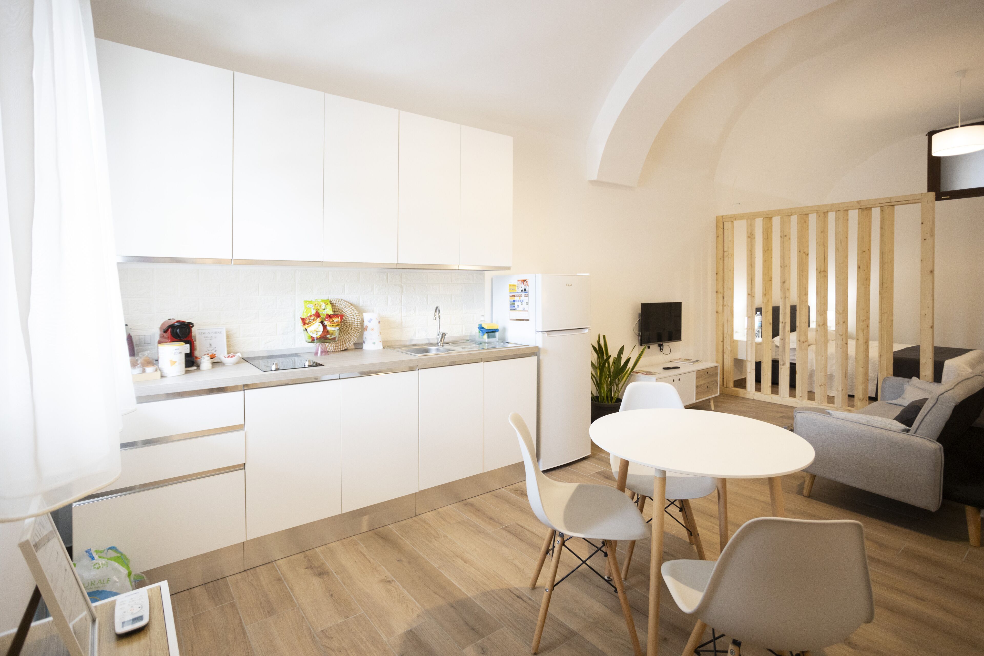 Deluxe Studio | Private kitchen | Espresso maker, coffee/tea maker, electric kettle, dining tables