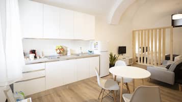 Deluxe Studio | Private kitchen | Espresso maker, coffee/tea maker, electric kettle, dining tables