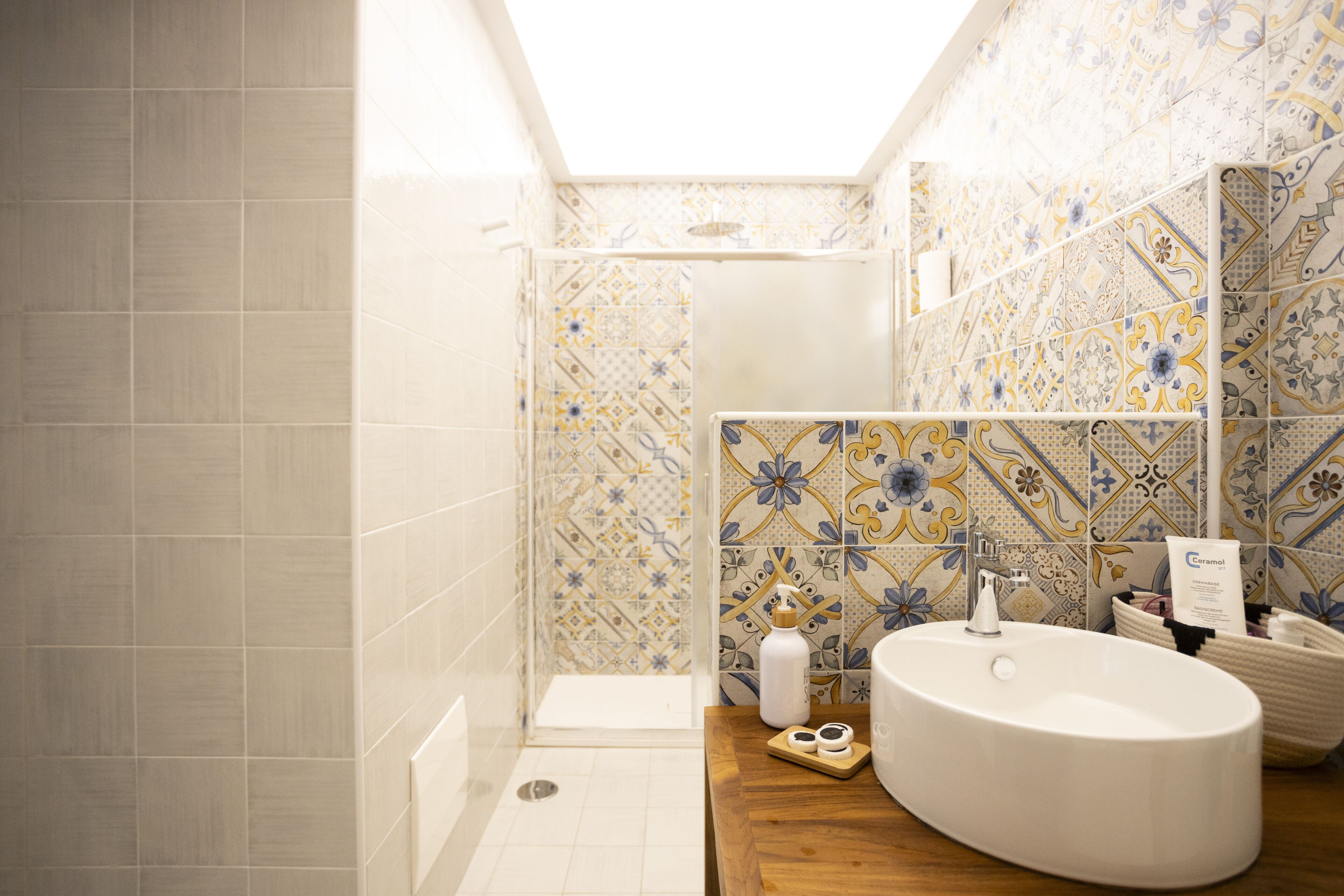Estudio Deluxe | Baño | Artículos de higiene personal gratuitos, secador de pelo y zapatillas