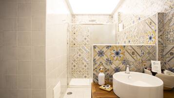 Estudio Deluxe | Baño | Artículos de higiene personal gratuitos, secador de pelo y zapatillas