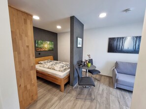 2 bedrooms, iron/ironing board, free WiFi, bed sheets - Luxus Ferienwohnung in Seenähe (Spalt)