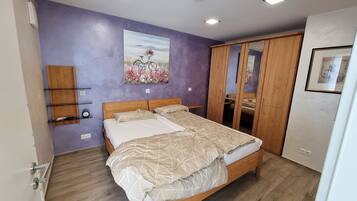 2 bedrooms, iron/ironing board, free WiFi, bed sheets