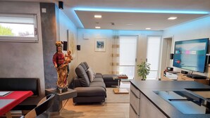تلفزيون، مشغل دي في دي، كُتُب، ستيريو