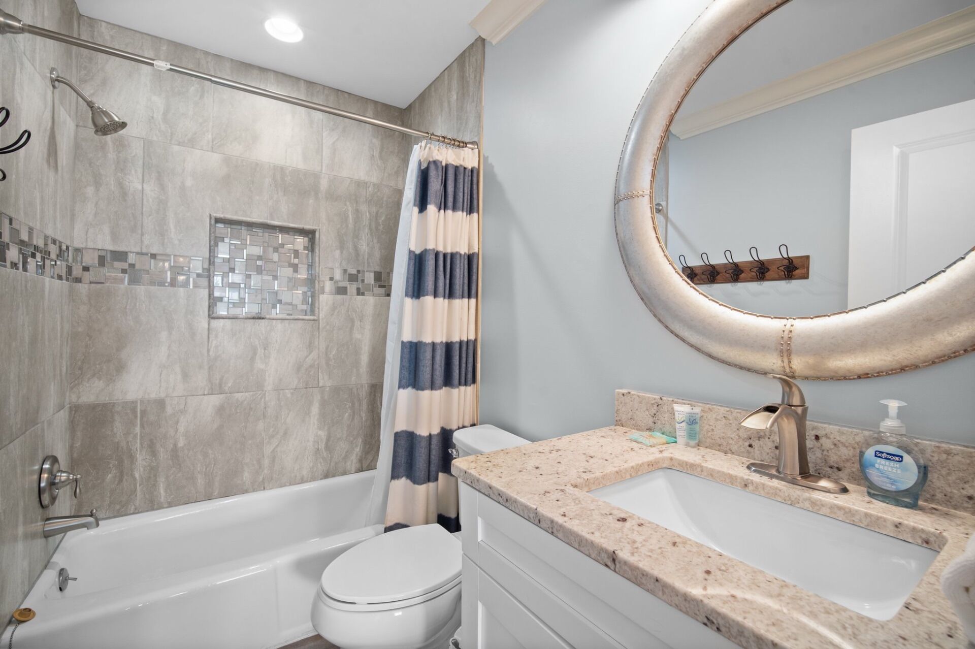 Une salle de bain avec une baignoire, des toilettes et un lavabo.