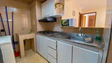 Kühlschrank, Mikrowelle, Wasserkocher mit Kaffee-/Teezubehör, Mixer