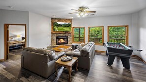 Fernseher, Kamin, Tischfußball