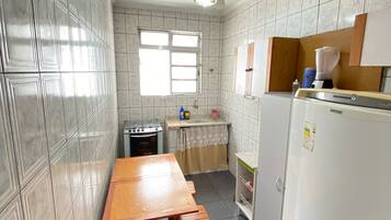 Geladeira, micro-ondas, fogão, talheres/pratos/utensílios de cozinha