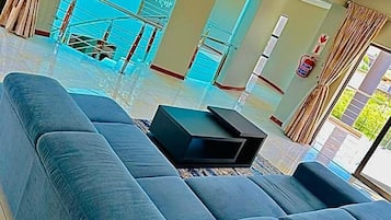 Televisión LED, Netflix, reproductor de DVD y películas con cargo