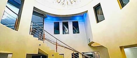 Habitación doble ejecutiva | Área de sala de estar | Televisión LED, Netflix, reproductor de DVD y películas con cargo