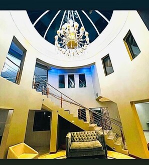 Habitación ejecutiva doble | Zona de estar | Una televisión LED, Netflix, un reproductor de DVD, películas de pago