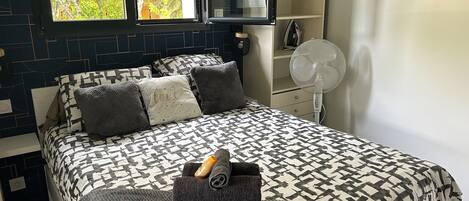 1 chambre, fer et planche Ă repasser, Wi-Fi, draps fournis