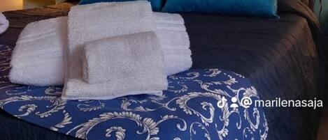 1 habitación, tabla de planchar con plancha, wifi y ropa de cama