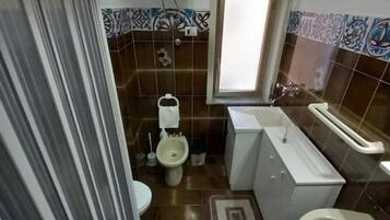 Asciugacapelli, asciugamani, sapone, carta igienica