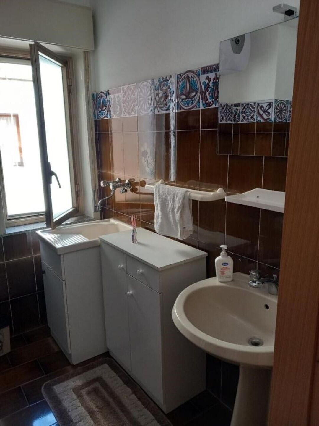 Haartrockner, Handtücher, Seife, Toilettenpapier