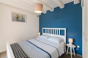 2 habitaciones, tabla de planchar con plancha, cuna de viaje y wifi 