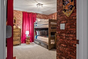 4 quartos, escrivaninha, ferros/tábuas de passar roupa, berço de viagem