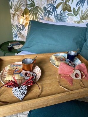 2 bedrooms, desk, iron/ironing board, travel cot