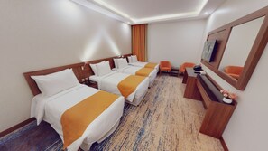 Caja de seguridad en la habitación y tabla de planchar con plancha 