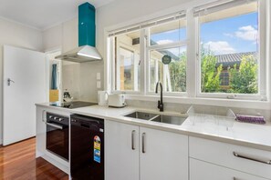 Fridge, microwave, oven, stovetop - The Brickstone Home with Deck and Parking (Auckland East)