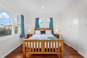 3 bedrooms, iron/ironing board, free WiFi, bed sheets - The Brickstone Home with Deck and Parking (Auckland East)