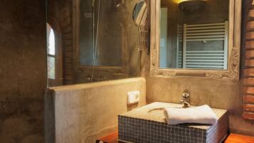 Double Room | Bathroom | Hair dryer, towels, soap, shampoo