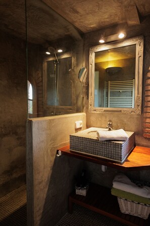 Double Room | Bathroom | Hair dryer, towels, soap, shampoo - Casa Rural Can Caponet (Llica d'Amunt)