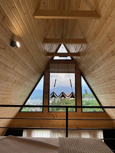 10 minutes to the city center. Breathtaking city and Mountain View. 