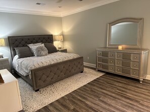 3 bedrooms, desk, iron/ironing board, WiFi