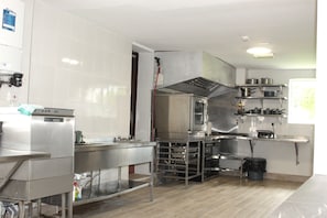 Fridge, microwave, oven, stovetop - Aranview Country House (DOOLIN)