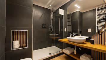 Douche, articles de toilette gratuits, chaussons, serviettes fournies
