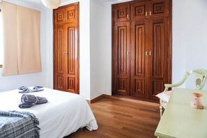 2 bedrooms, iron/ironing board, free WiFi, bed sheets - - (Arona)