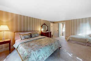 6 bedrooms, iron/ironing board, internet, bed sheets - Classic country retreat with a game room, bar, expansive outdoor space, & grill (Penn Yan)