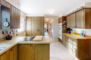 Fridge, microwave, oven, stovetop - Classic country retreat with a game room, bar, expansive outdoor space, & grill (Penn Yan)