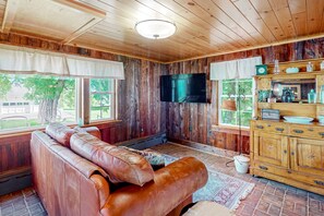 TV, table tennis, books - Classic country retreat with a game room, bar, expansive outdoor space, & grill (Penn Yan)