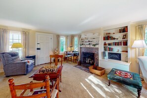 Een televisie, een tafeltennistafel en boeken