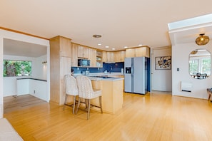 Fridge, microwave, oven, stovetop - Modern water view retreat with foosball table, expansive deck, and gas fireplace (Port Townsend)