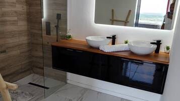 SĂšche-cheveux, serviettes fournies, savon, papier toilette