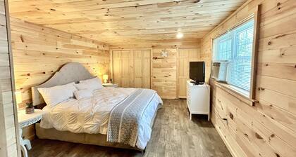 Charming 2 Bedroom Private Cabin Near Bangor