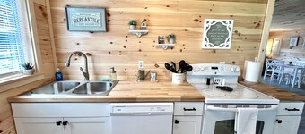 Charming 2 Bedroom Private Cabin Near Bangor 